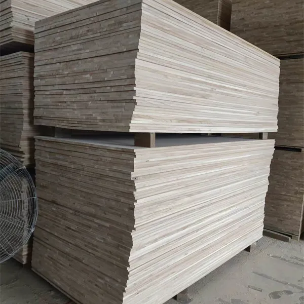 „Radiata“ klijuota pušies briauna lenta